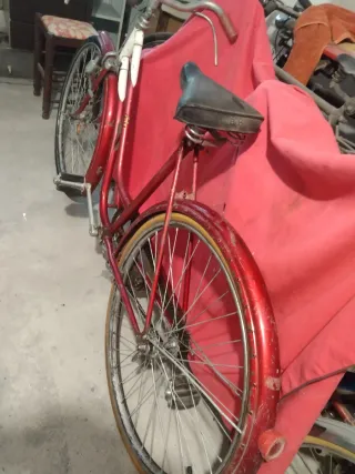 Bicicleta antigua de varillas