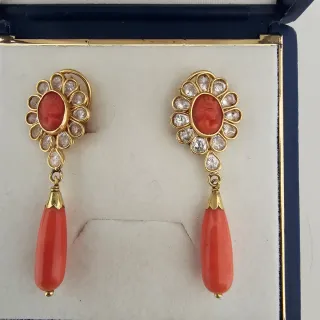 Exclusivos Pendientes Coral y Circonitas en Oro