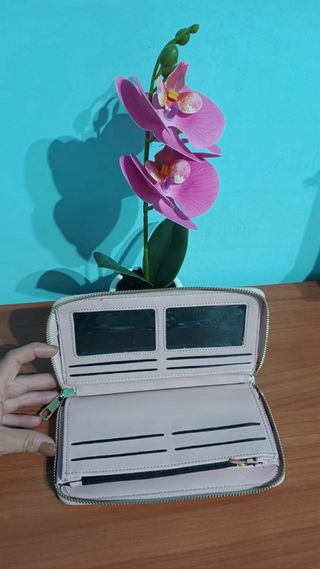 Cartera rosa con cremallera