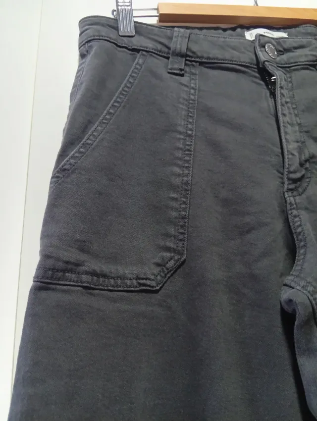 Pantalón flare gris