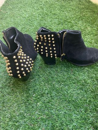 Botines Zara Tachuelas Negro y Dorado