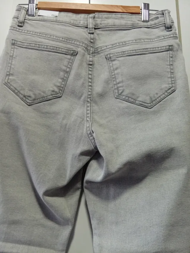 Pantalón flare crop Mango gris