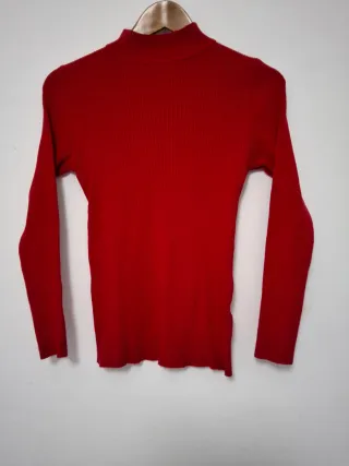 Jersey rojo de cuello alto