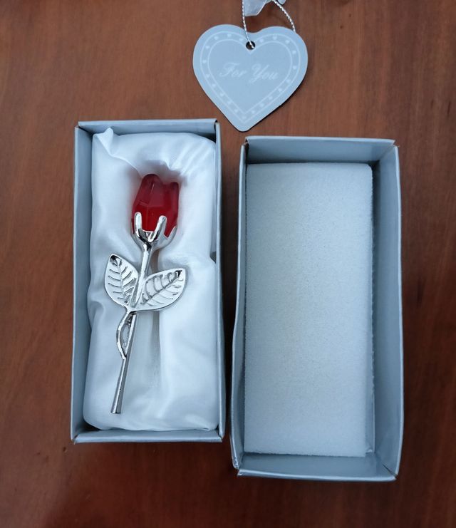 Rosa de cristal roja y plateada a estrenar.