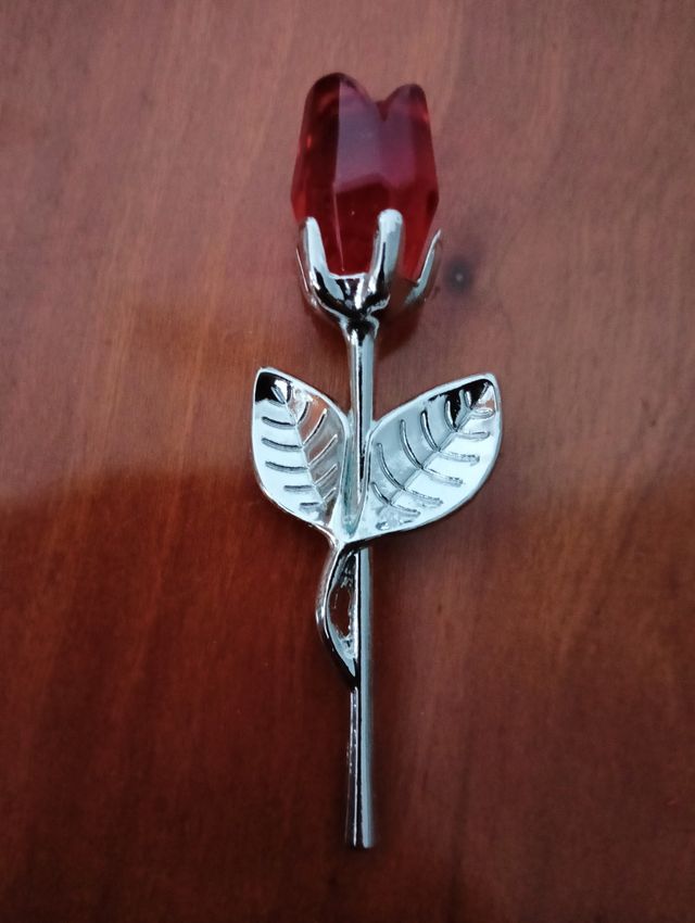 Rosa de cristal roja y plateada a estrenar.