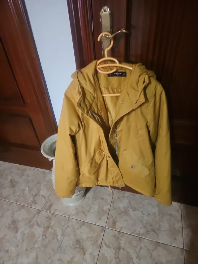 Chaqueta amarilla con capucha