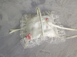 Cesta para anillos de boda con encaje