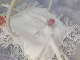 Cesta para anillos de boda con encaje