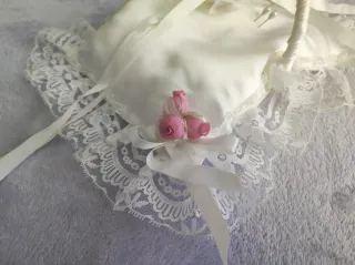 Cesta para anillos de boda con encaje