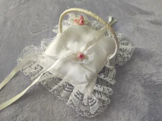 Cesta para anillos de boda con encaje