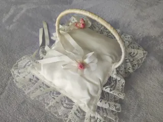 Cesta para anillos de boda con encaje