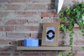 Pezzo esagonale in cemento rustico blu