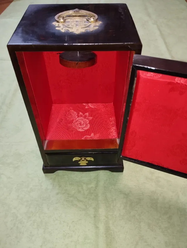 Joyero Chino Marrón con Detalles Dorados