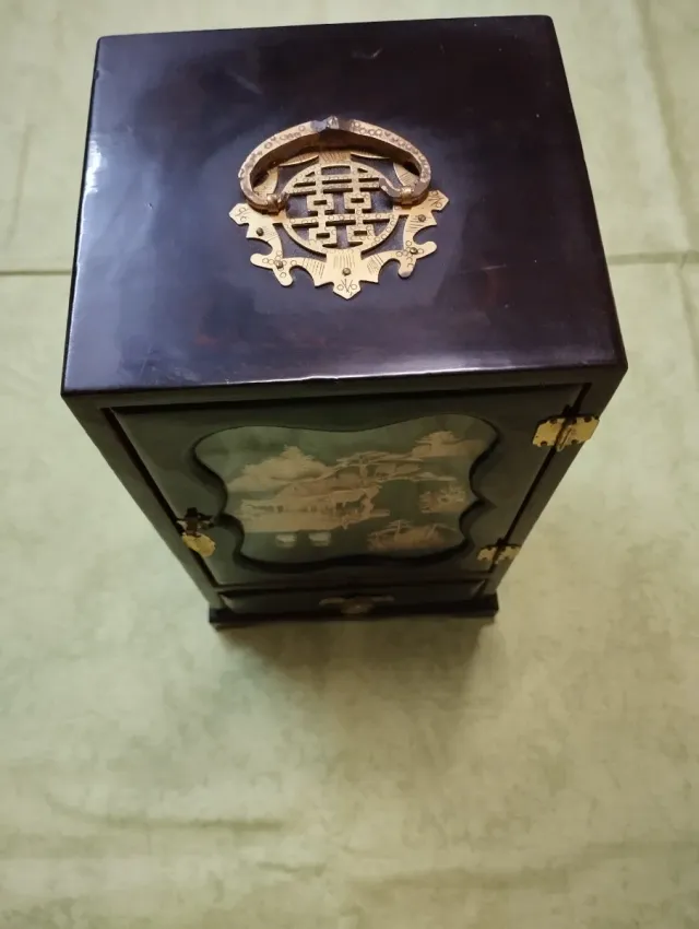 Joyero Chino Marrón con Detalles Dorados