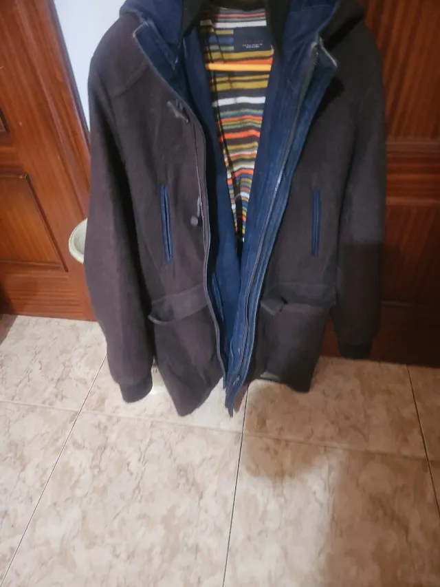 Parka azul y marrón