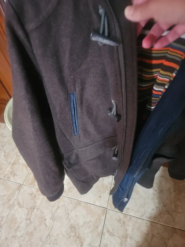 Parka azul y marrón