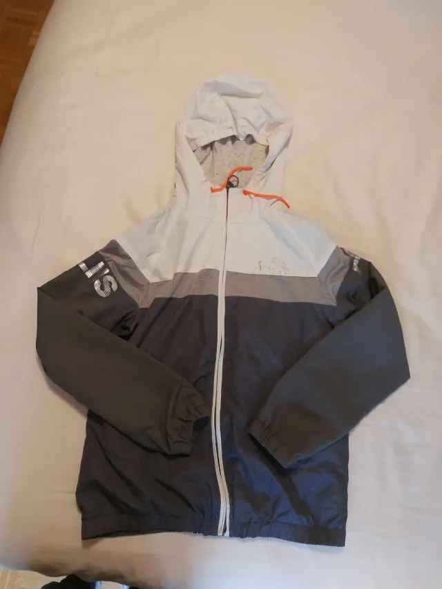 Sudadera deportiva con capucha