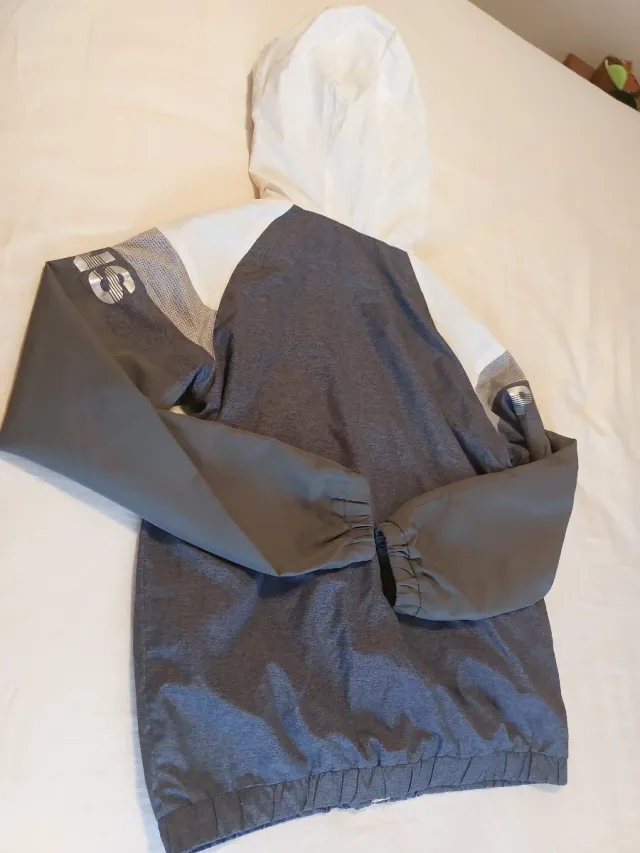 Sudadera deportiva con capucha