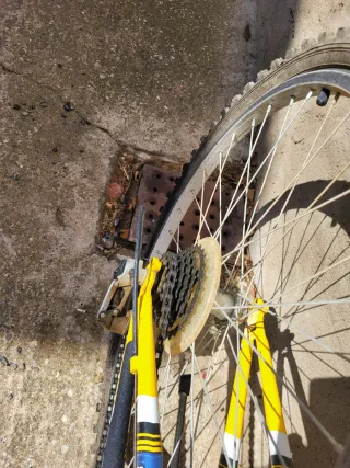 Bicicleta de montaña azul y amarilla
