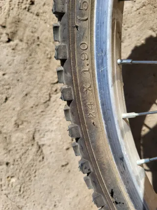 Bicicleta de montaña azul y amarilla