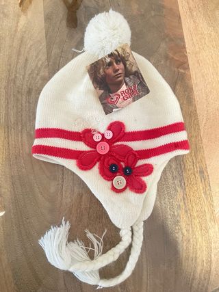 Gorro Roxy Blanco y Rojo con Pompon