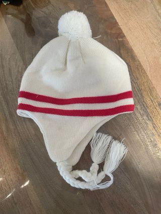 Gorro Roxy Blanco y Rojo con Pompon