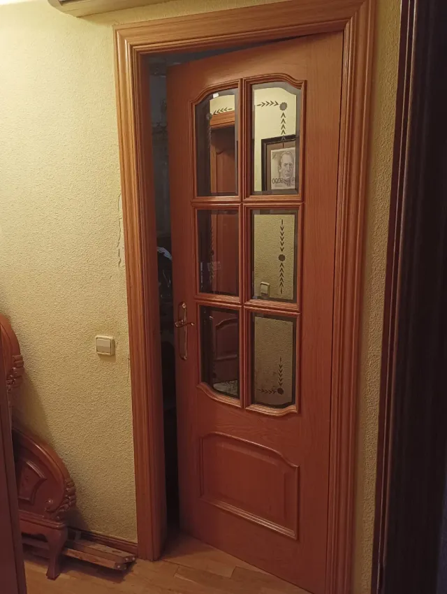 Puerta de roble plafonada sin marco