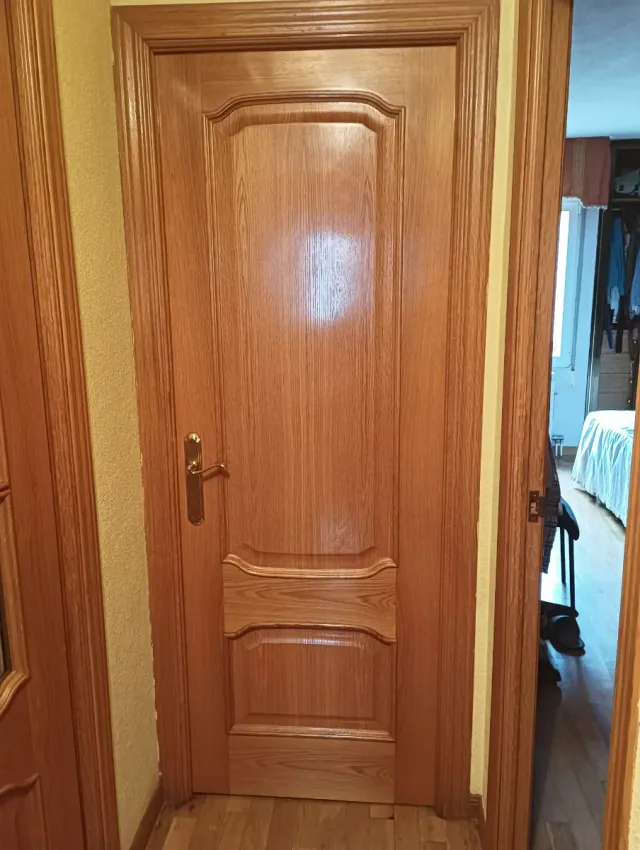 Puerta de roble plafonada sin marco