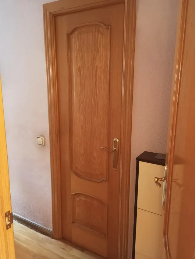 Puerta de roble plafonada sin marco