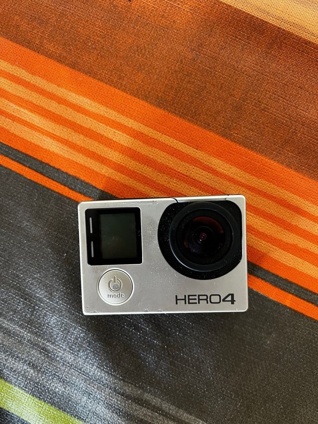 Câmera de Ação GoPro HERO4 em Branco e Preto