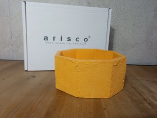 Pezzo esagonale in cemento rustico giallo