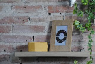 Pezzo esagonale in cemento rustico giallo