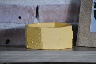 Pezzo esagonale in cemento rustico giallo