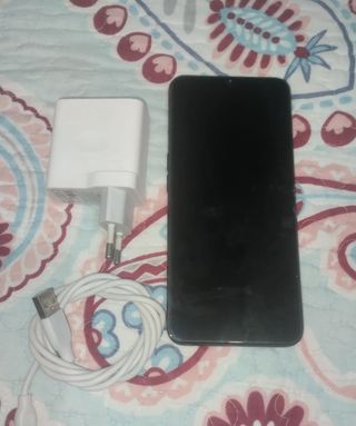 Móvil con cargador y cable USB