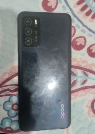 Móvil con cargador y cable USB