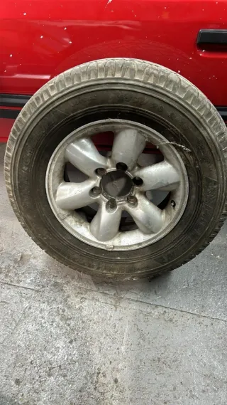 1 Llanta Aluminio 15" con Neumático Nissan Terrano