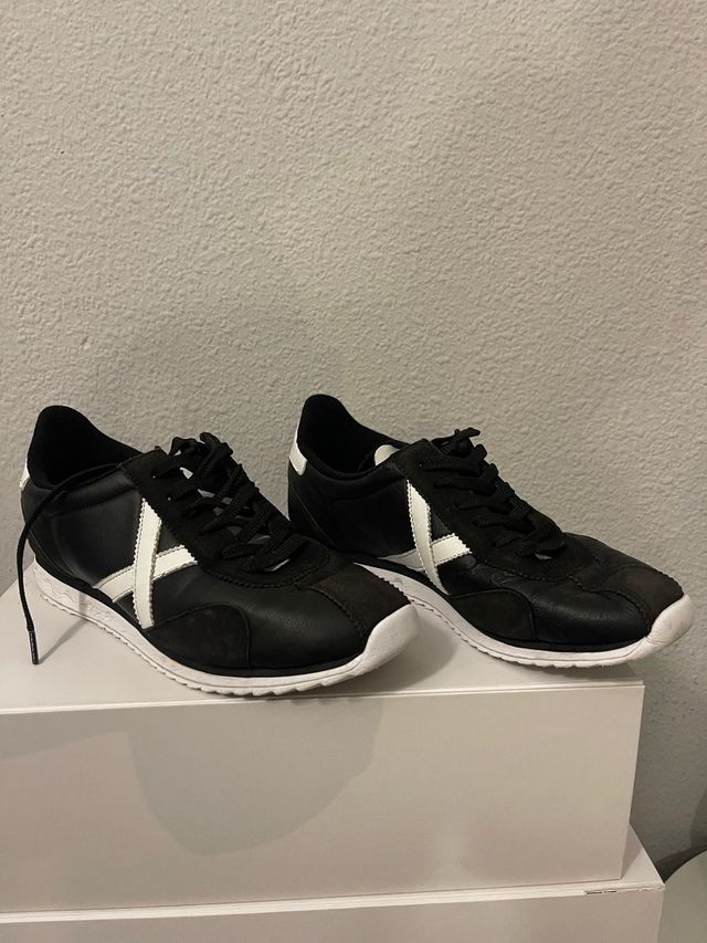 Zapatillas Munich Negras y Blancas Talla 44