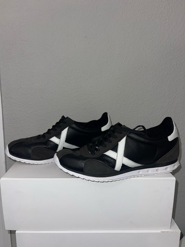 Zapatillas Munich Negras y Blancas Talla 44