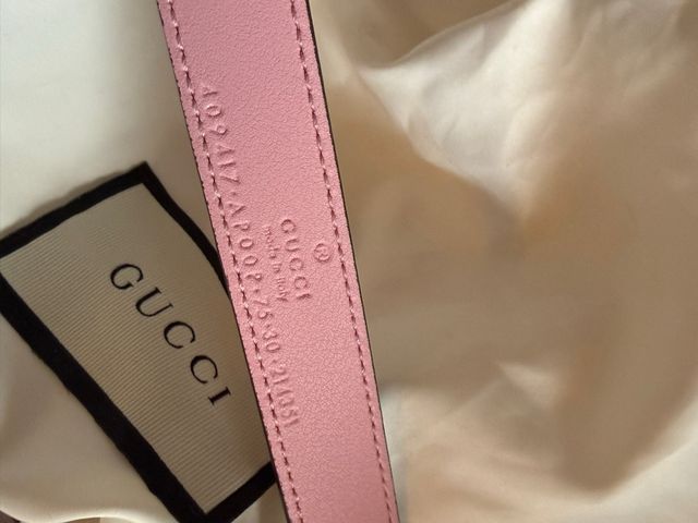 Cinturón Gucci Rosa con Hebilla Doble G Plateada