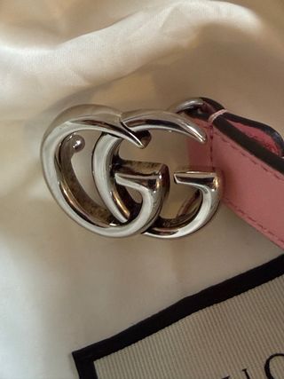 Cinturón Gucci Rosa con Hebilla Doble G Plateada