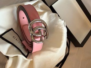 Cinturón Gucci Rosa con Hebilla Doble G Plateada