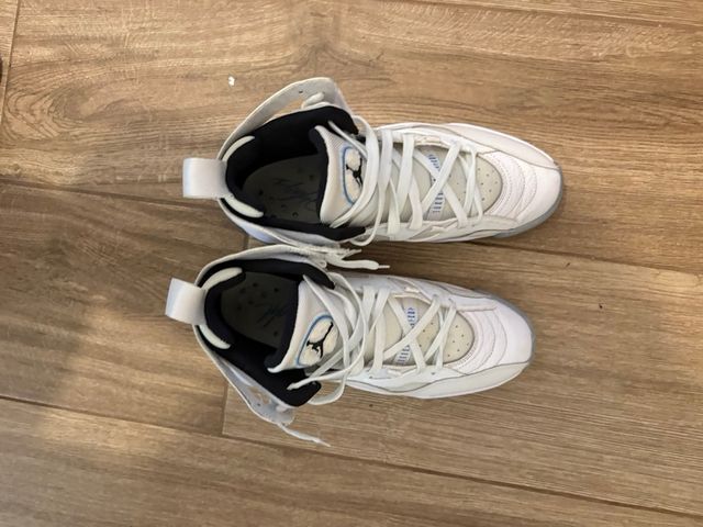 Zapatillas Jordan Grises y Blancas