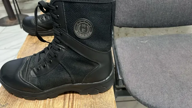 Anfibio nero con zip