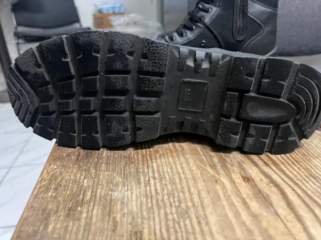 Anfibio nero con zip