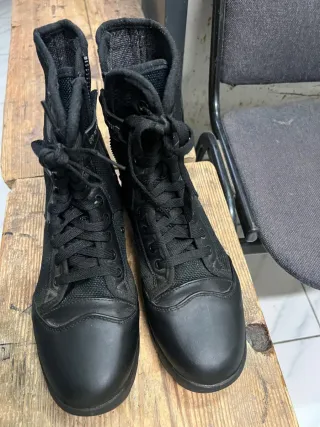 Anfibio nero con zip