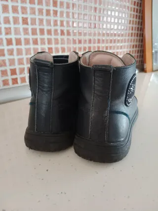 Botas Pablosky niña negras y plateadas.Son de piel