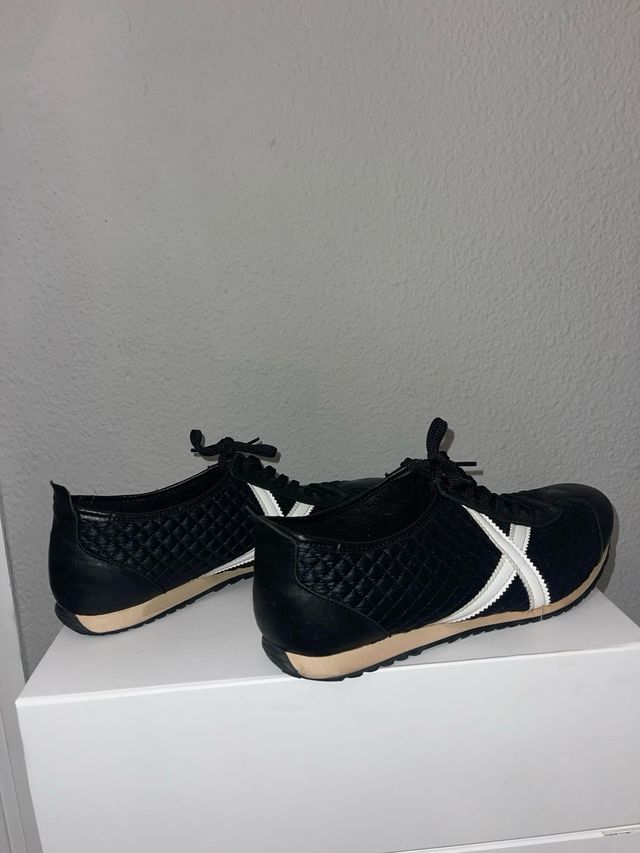 Zapatillas Munich Negras y Blancas