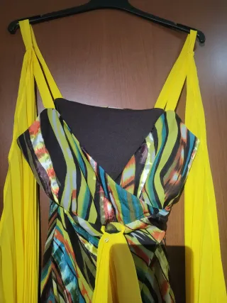 Abito elegante con foulard giallo