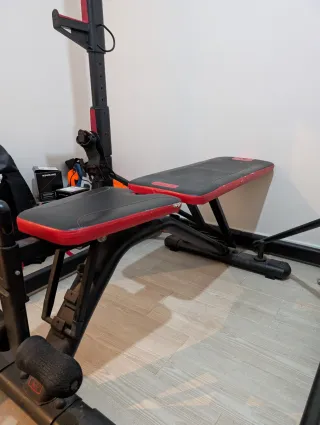 Banco de pesas con discos y barra