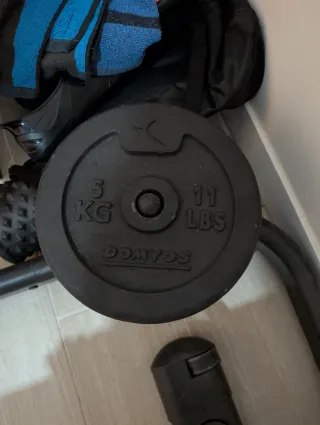 Banco de pesas con discos y barra
